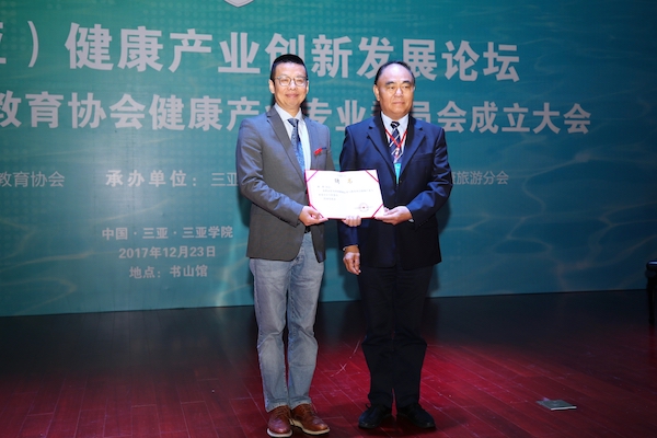 4中国国健康促进与教育协会常务副会长兼秘书长黄泽民向当选主任委员陆丹颁发聘书的副本.jpg