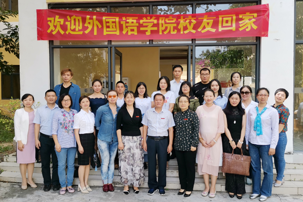我院领导老师与校友们合影留念副本.jpg