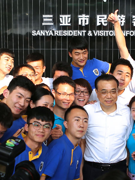 国务院总理李克强在三亚考察期间同我校学生合影留念.jpg