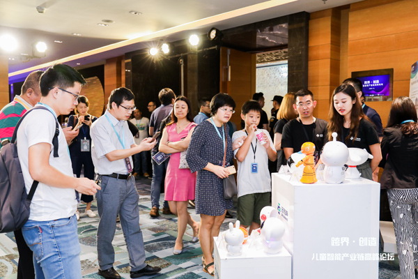 理工学院孔朝莉老师参加跨界 创造-儿童智能产业高峰论坛.jpg