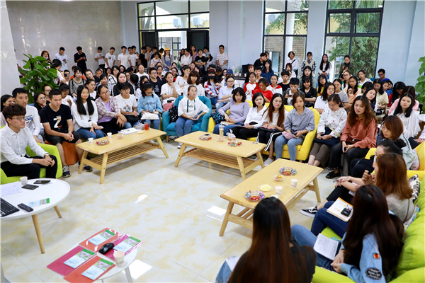 2018级新生积极参加学生中心开展的相关学业指导，呈现出浓厚的学习兴趣.jpg