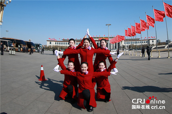 1  服务人员在广场摆“五芒星”造型.jpg