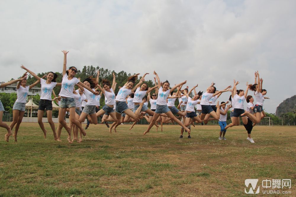 三亚学院音乐学院舞蹈毕业照