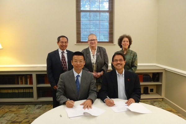 2014年5月,与美国常青藤名校迈阿密大学缔结姊妹校的副本.JPG 2014年5月,与美国常青藤名校迈阿密大学缔结姊妹校的副本.JPG