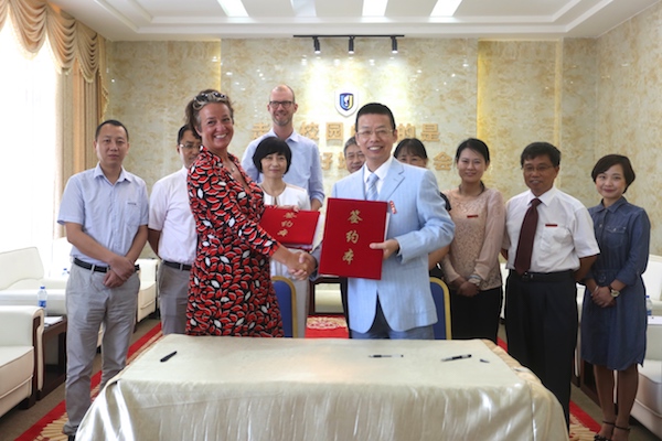 2015年6月,丹麦尼尔斯布劳克哥本哈根商学院校长一行来访我校签约中外合作办学项目的副本.JPG 2015年6月,丹麦尼尔斯布劳克哥本哈根商学院校长一行来访我校签约中外合作办学项目的副本.JPG