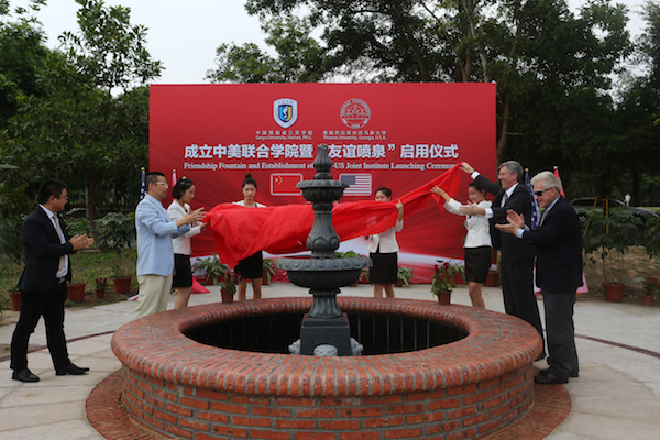 2016年5月,美国托马斯大学校长一行莅临我校,双方共建教育国际化办学协同体的副本.jpg 2016年5月,美国托马斯大学校长一行莅临我校,双方共建教育国际化办学协同体的副本.jpg