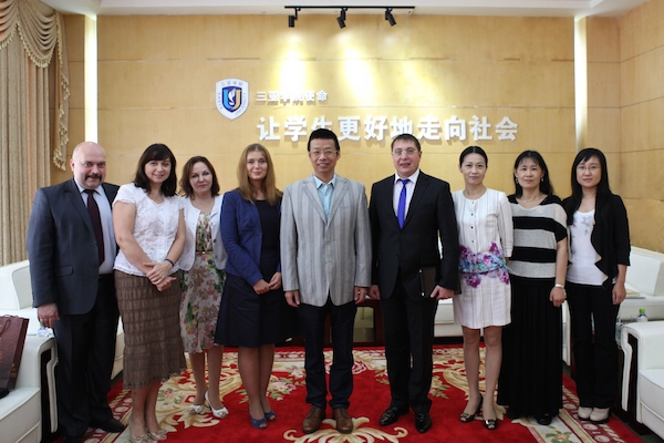 2014年11月,俄罗斯沃罗涅日国立大学来访我校的副本.jpg 2014年11月,俄罗斯沃罗涅日国立大学来访我校的副本.jpg