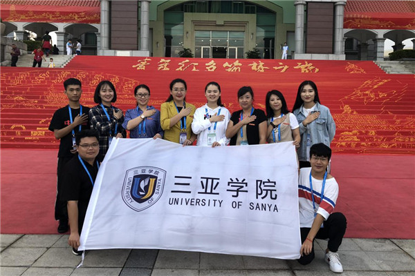 三亚困境（留守）未成年人关爱帮扶项目团队合影_副本.jpg