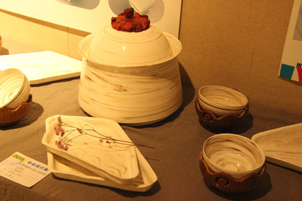 绞胎餐具 学生：闫丽丽 指导教师：江岸飞.jpg
