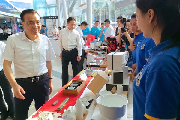 国务院总理李克强视察我校鹭溪文化创意工作坊展台.jpg