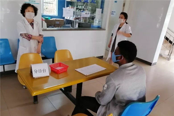 校医院为国际学生检查身体_副本.jpg