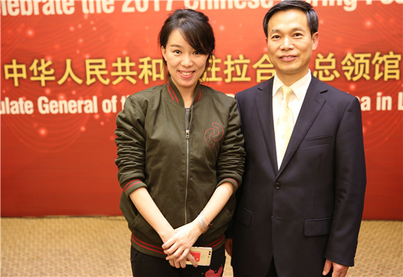 龙定斌总领事与张雯雯老师合影交流_副本.jpg