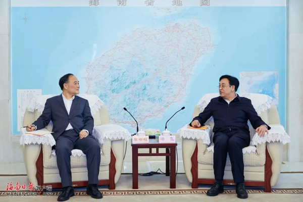 省长冯飞在海口与吉利控股集团董事长李书福一行进行会谈.jpg