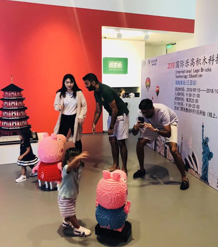 传媒学院学生十一期间参与乐高积木展活动做志愿者.png