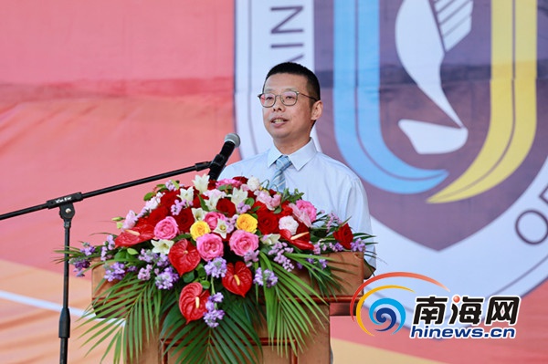 三亚学院党委书记、校长陆丹则以“加减乘除”算法勉励新生珍惜大学生活，赢得学生掌声不断。.jpg