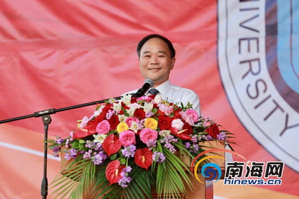 吉利集团董事长、沃尔沃全球汽车董事长、三亚学院董事长李书福慷慨激昂地致辞，希望学生打好人生基础。.jpg