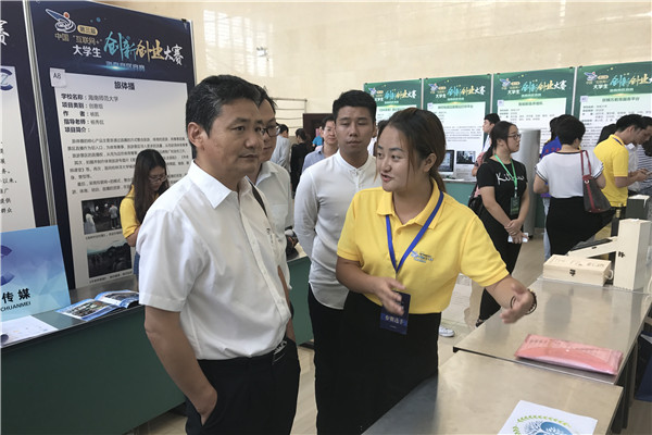 省教育厅高教处朱双平处长了解我校参赛项目情况_副本.jpg