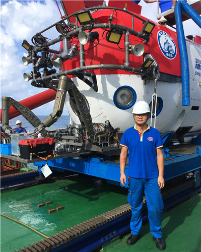 我校理工学院教师陈晓虎作为“深海勇士”号载人潜水器首批潜航员全程参与本次海试.jpg