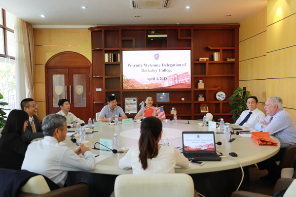 美国伯克莱学院再次到访我校 双方深入交流合作办学细节.jpg