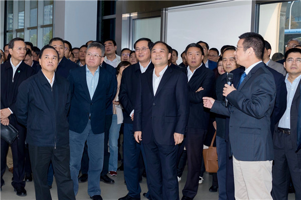 刘赐贵听取陆丹关于三亚学院办学发展的工作汇报.jpg